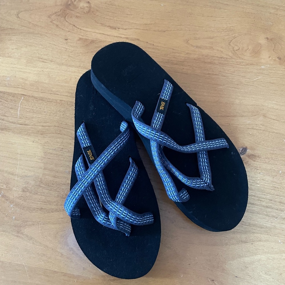 Size 7 women’s Teva flip flops.
